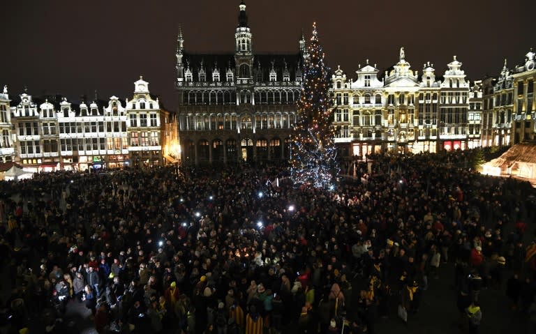 Fans of the French rock star Johnny Hallyday gathered after his death in Brussels