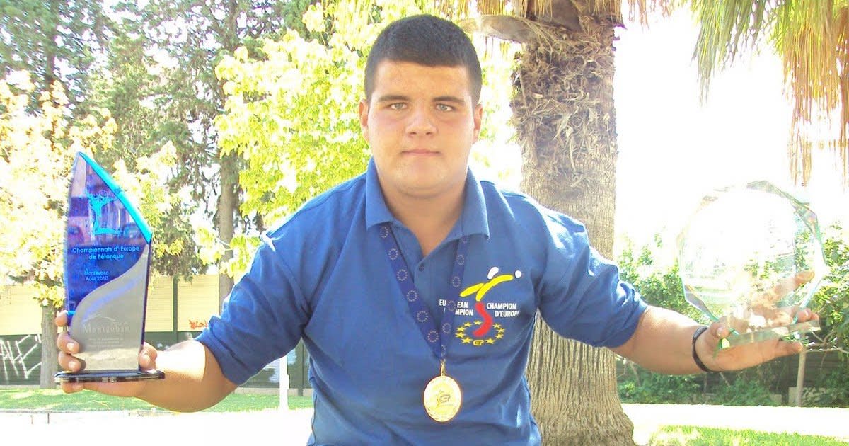 José Gómez, con su título de Campeón de Europa juvenil de petanca en 2010. (Twitter)