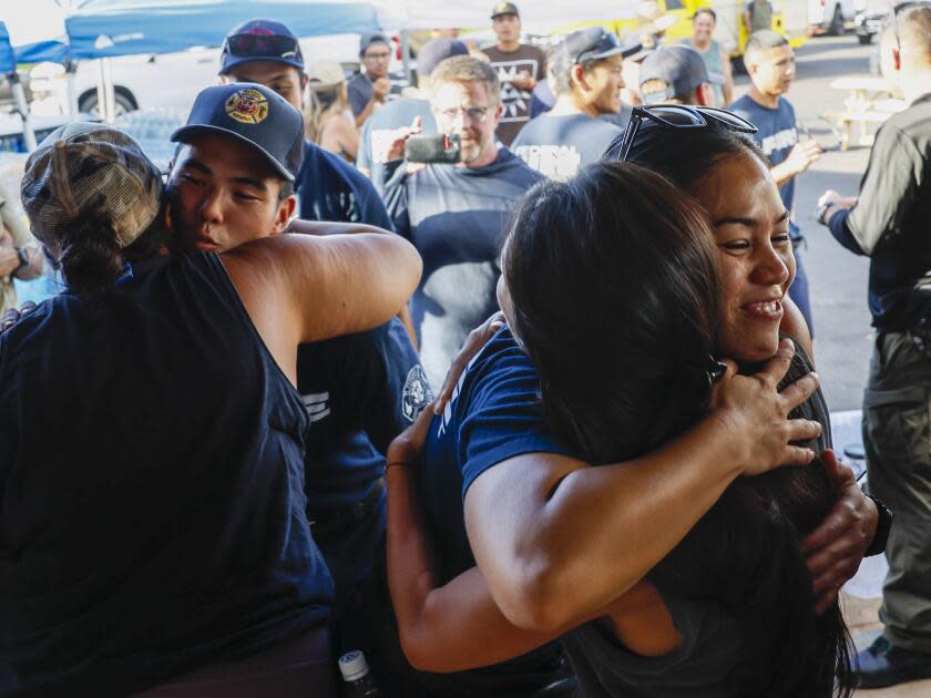 Volunteers greet Hawaii federal firefighters.