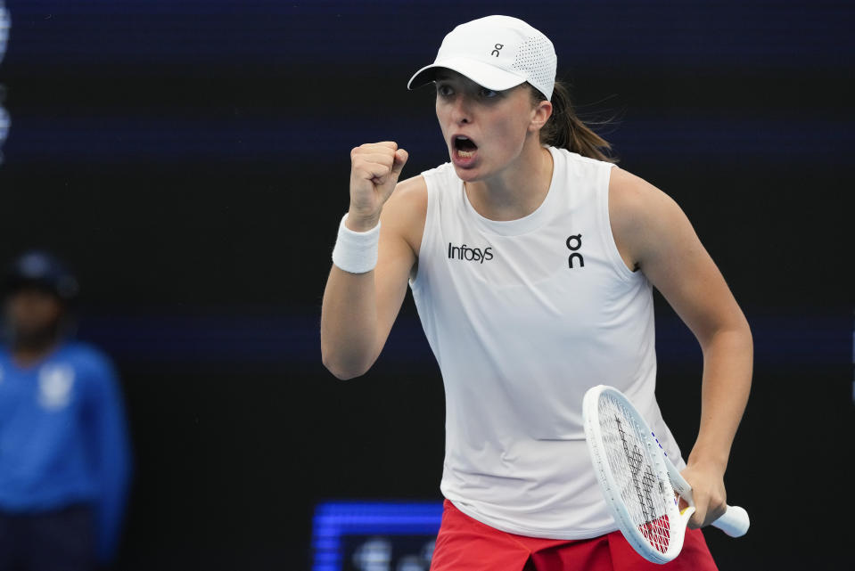 La polaca Iga Swiatek festeja tras ganar un punto ante la francesa Caroline García, en la semifinal de la United Cup, el sábado 6 de enero de 2024 (AP Foto/Mark Baker)