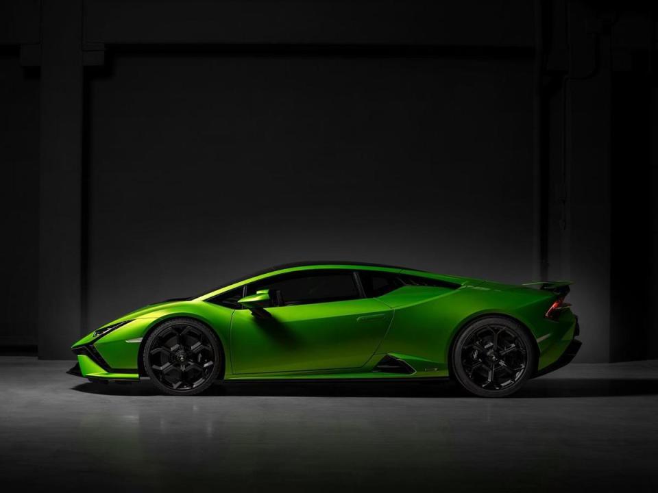 Huracán Tecnica 的輪廓靈感來自Essenza SCV 12，車身尺寸較Huracán EVO增長6.1公分。