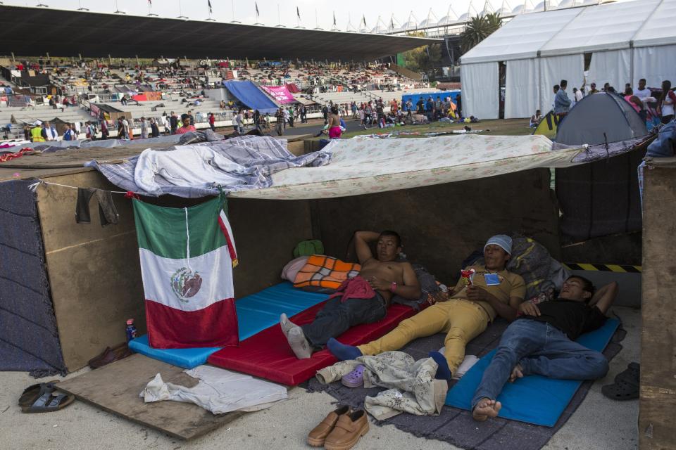 Migrantes centroamericanos descansan en el interior de una tienda de campaña improvisada dentro del estadio Jesús Martínez, en la Ciudad de México, el 6 de noviembre de 2018. (AP Foto/Rodrigo Abd)