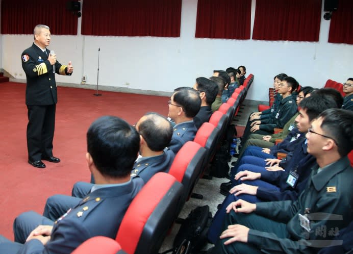 國防部副參謀總長兼執行官蒲澤春上將24日勉勵語文中心語文正規班學員，把握時間進修、充實自我。（軍聞社記者周昇煒攝）