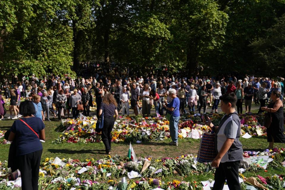 Members of the public view floral tributes in Green Park, near Buckingham Palace. (Joe Giddens/PA) (PA Wire)