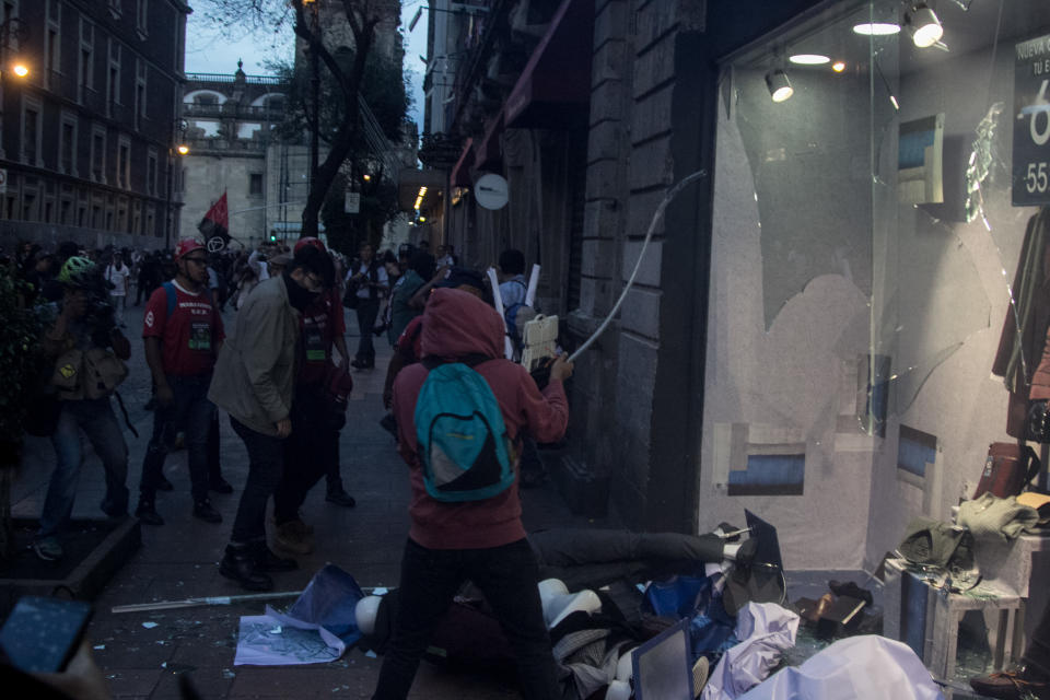 FOTOS: Vándalos empañan marcha del 2 de octubre