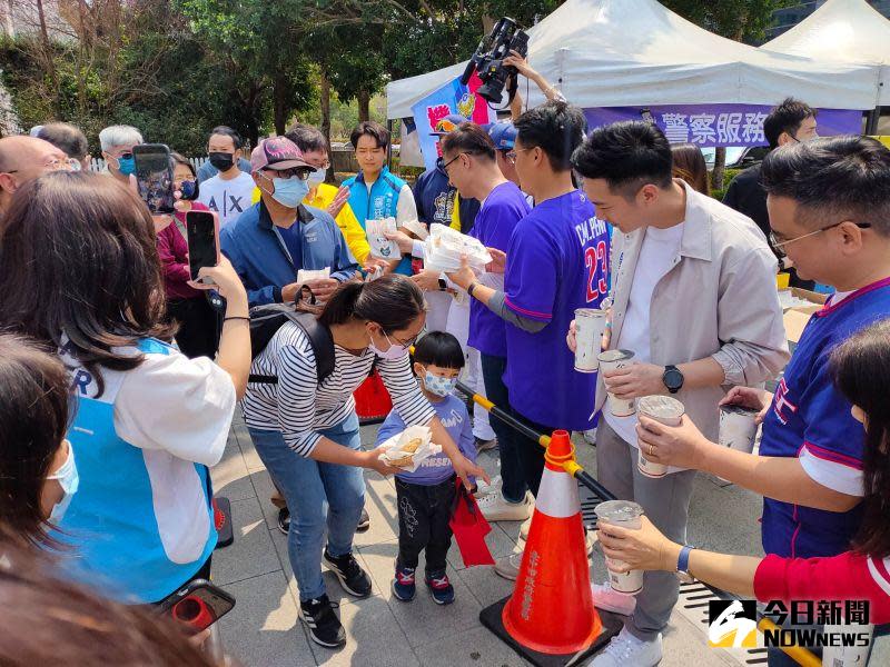 ▲立委江啟臣發「連勝文」加碼承諾，在中市府廣場發送300份雞排、1000杯飲料(圖／柳榮俊攝2023.3.12)