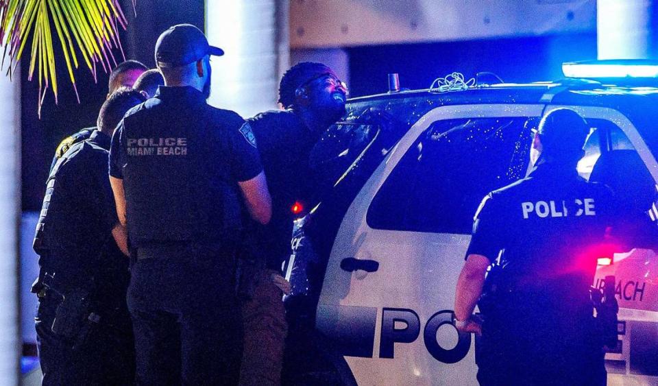 Agentes de la Policía de Miami Beach detuvieron a un hombre después que empezara el toque de queda de las 12:00 a.m. en Ocean Drive durante las vacaciones de primavera en Miami Beach el domingo 17 de marzo de 2024.