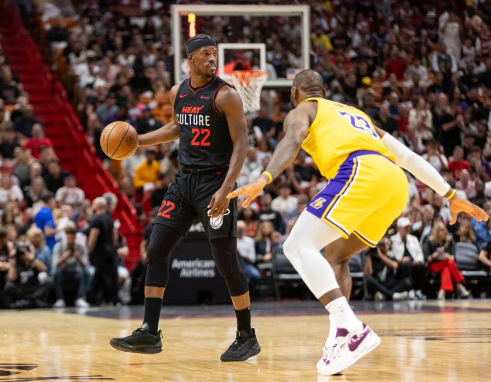 El jugador del Heat Jimmy Butler (der.) trata de entrar al aro ante la marca de LeBron James (centro), de los Lakers de Los Angeles, en el partido celebrado el 6 de noviembre de 2023 en Miami.