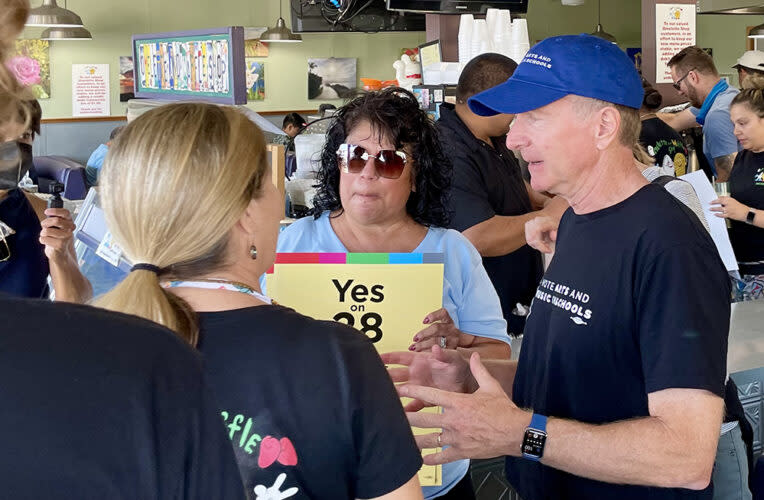 Austin Beutner and Esther Hatch, who works at two Los Angeles Unified schools and has a son in 12th grade at San Pedro High, talked to the manager of the Omelette and Waffle Shop about putting a sign in the window. (Linda Jacobson/The 74)