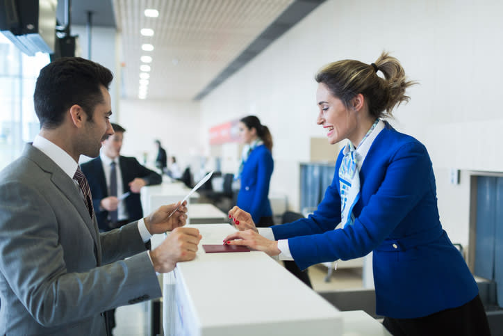 Il check-in prima del volo, in aeroporto (Getty)