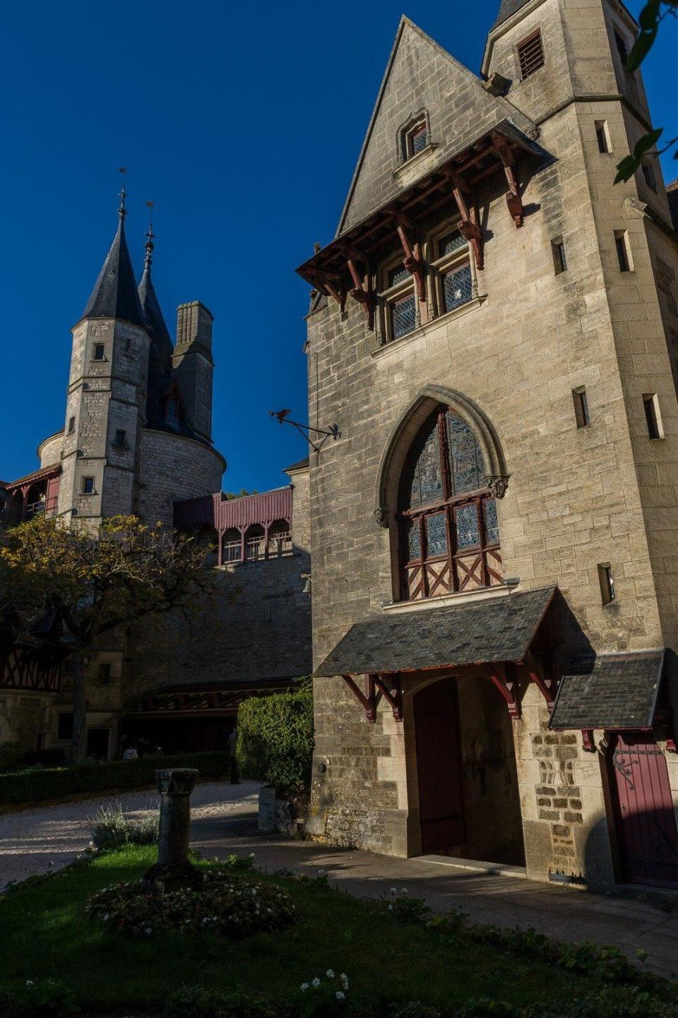 Las transacciones para hacer con este castillo francés pusieron a la policía de nuevo sobre su pista. (Foto: Web del Castillo de La Rochepot)