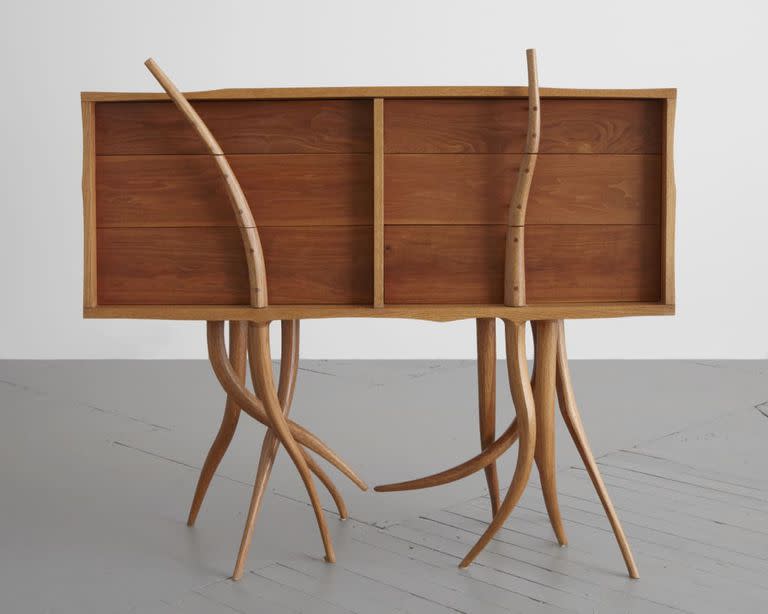 Chest of Drawers, por Wendell Castle (R&Company;)