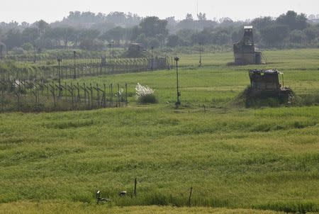 Indian security posts (R) are seen along the border between India and Pakistan in Suchetgarh near Jammu October 9, 2014. REUTERS/Mukesh Gupta