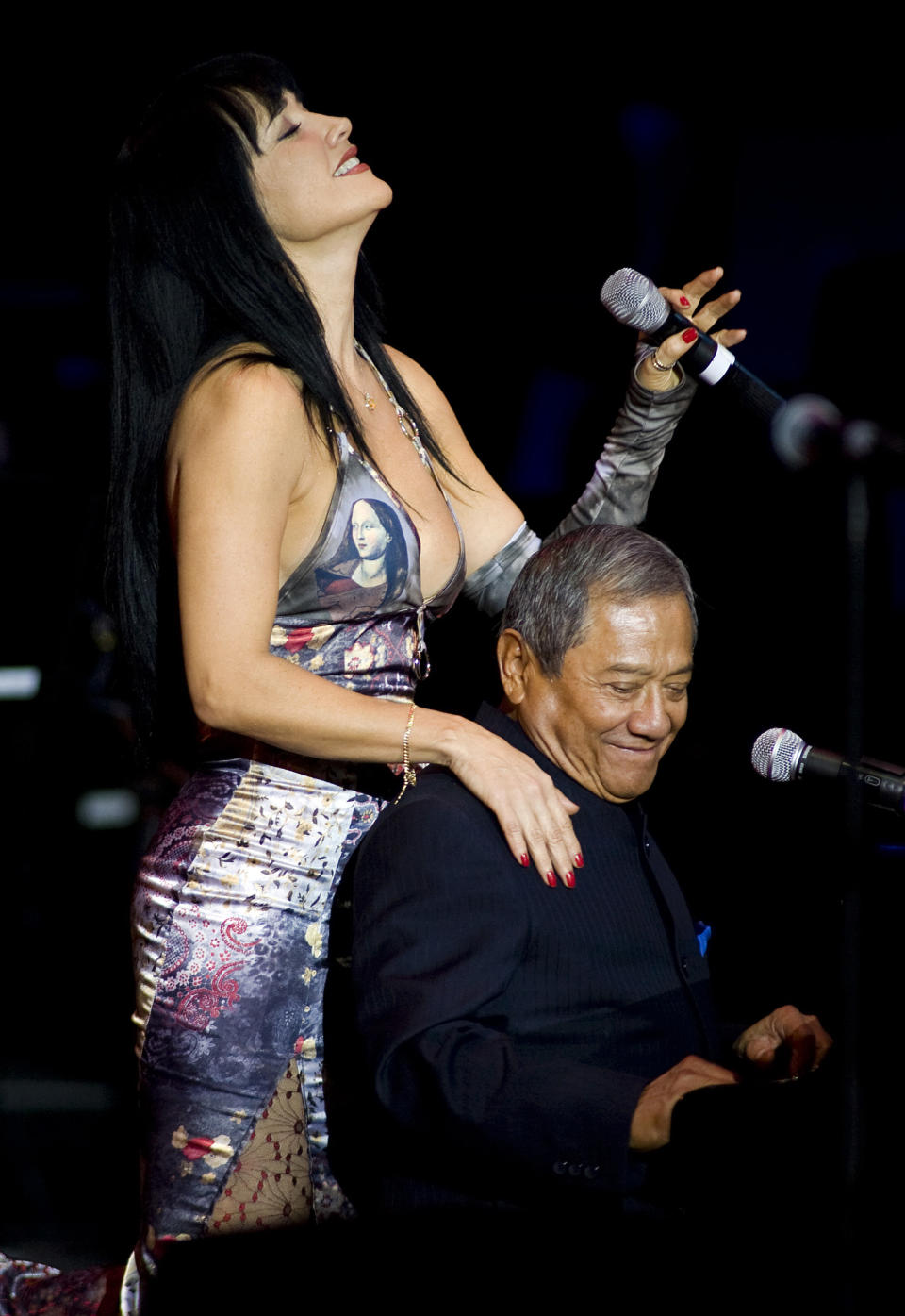 Armando Manzanero y Susana Zabaleta en Guadalajara en 2009. (Photo by Gerardo Zavala/Jam Media/LatinContent via Getty Images)