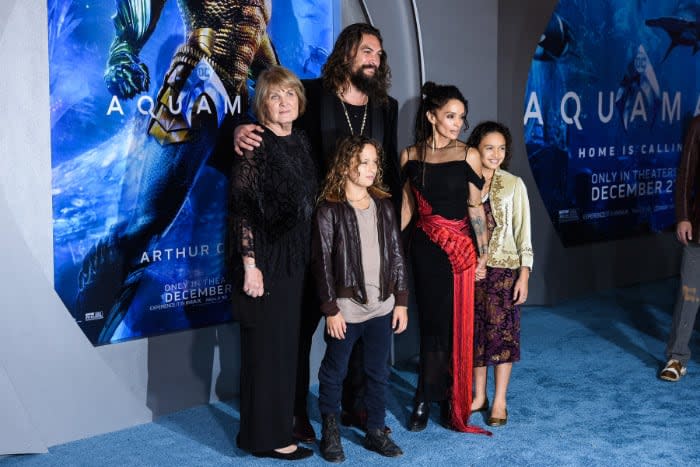 Jason Momoa con sus hijos y Lisa Bonet