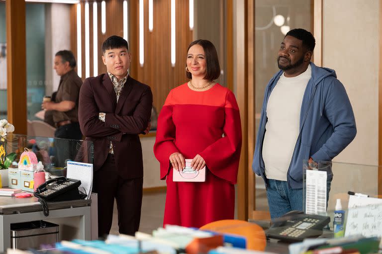 Joel Kim Booster, Maya Rudolph y Ron Funches en Loot