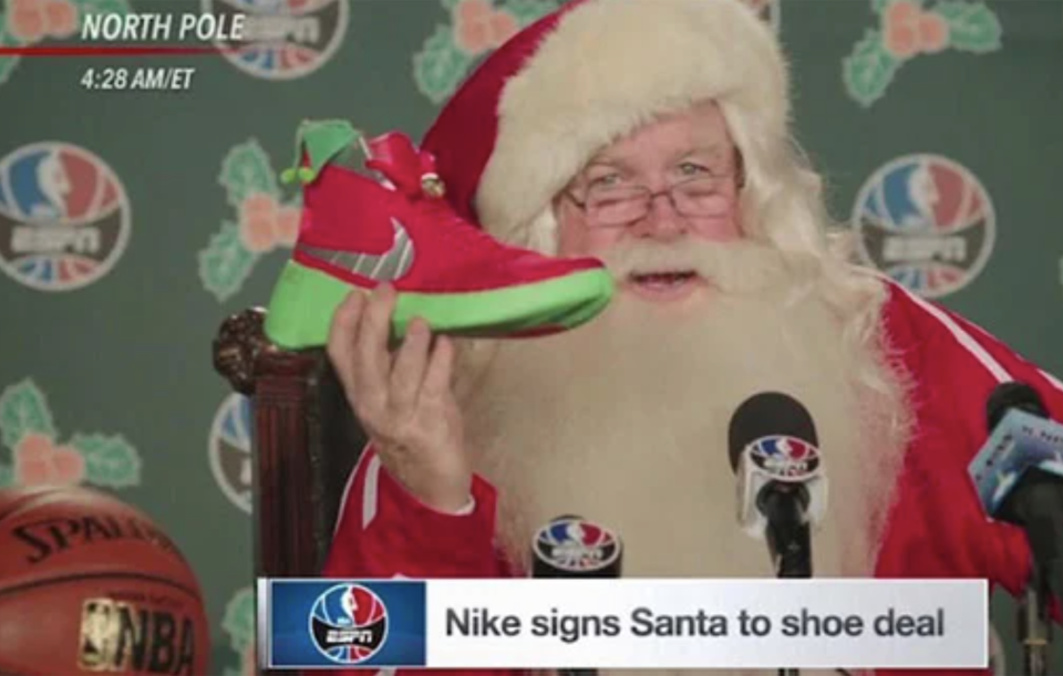 Julenissen viser frem Nike Air Kringle-skoene i en 2015-annonse. (skjermbilde/ESPN via SneakerFiles)