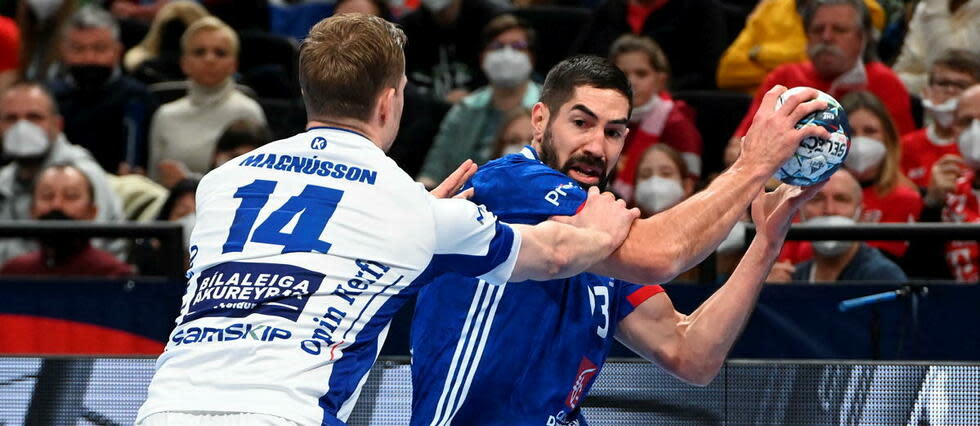 Nikola Karabatic face à Omar Ingi Magnusson, lors du match France-Islande, le 22 janvier 2022.
