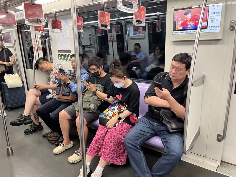 上海地鐵10號線愛心專座（2） 上海地鐵設有愛心專座，提供老弱婦孺使用，一般民 眾搭乘地鐵時，會優先選擇一般座位。 中央社記者李雅雯上海攝  113年6月28日 
