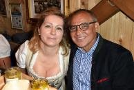 <p>Jeder Bayern-Spieler und oder Trainer muss mindestens einmal aufs Oktoberfest. Felix Magath (hier mit Frau Nicola) kam 2015 sogar nochmal, als er nicht mehr bei Bayern München war. (Bild: Hannes Magerstaedt / Getty Images)</p>