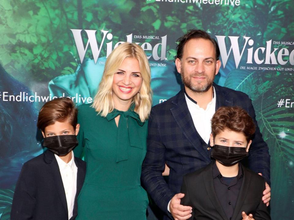 Susan Sideropoulos mit Ehemann Jakob Shtizberg und den Söhnen Joel und Liam im September 2021. (Bild: imago images/gbrci/Future Image)