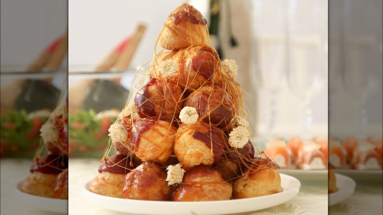 Gros plan d'une pile de croquembouches décorées