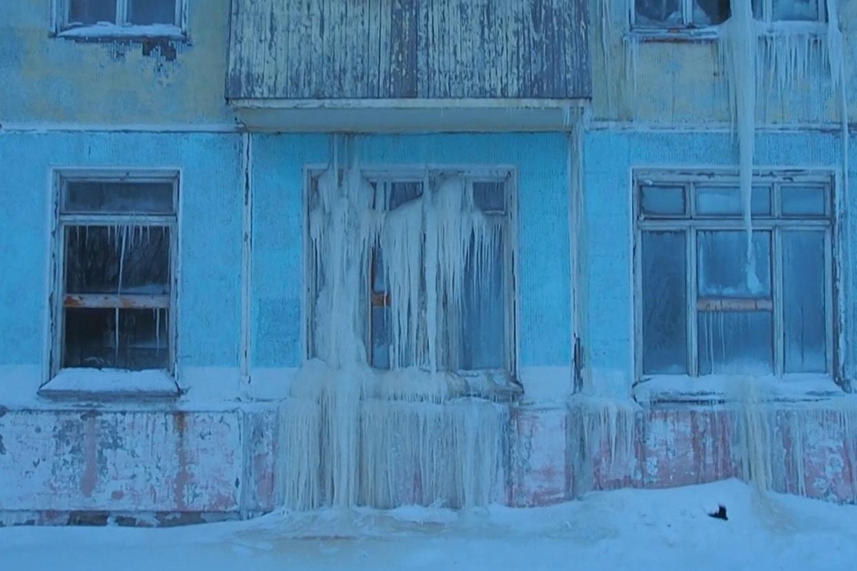 En este pueblo ruso las temperaturas son tan extremas que las casas abandonadas quedan completamente cubiertas de nieve y hielo (YouTube)