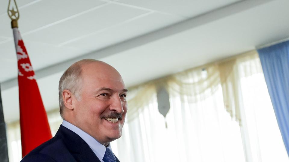 Die Wahlkommission in Belarus hat Staatschef Alexander Lukaschenko zum Sieger der Präsidentenwahl erklärt (Bild: dpa)