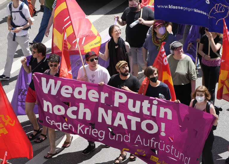 Activistas sostienen una pancarta en la que se lee "Ni Putin ni la OTAN. Contra la guerra y el rearme" mientras marchan durante una manifestación previa a la reunión del G7 en Múnich, Alemania, el sábado 25 de junio de 2022.