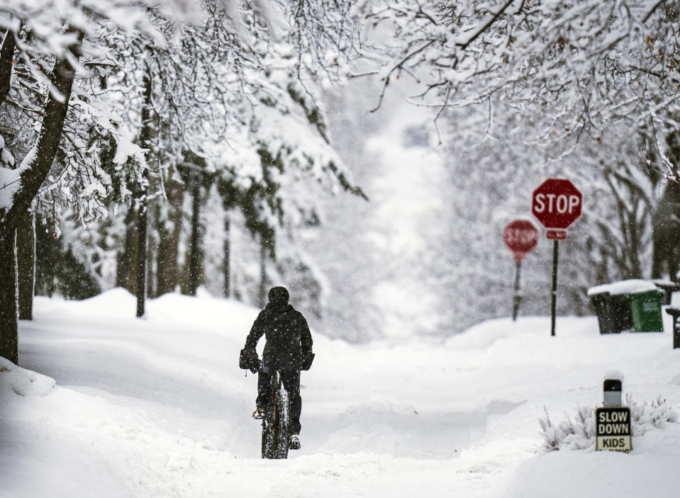 Heavy snowfall hampers mobility on King's Highway in Minneapolis, Minn., on Wednesday, Jan. 4, 2023. Snowstorm continues as accumulation hampers movement in city. (Richard Tsong-Taatarii/Star Tribune via AP)