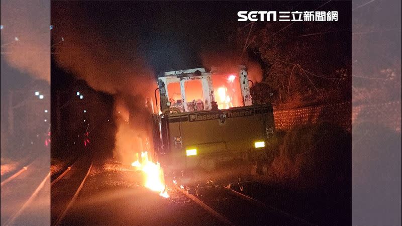 后里火車站維修砸道車起火，車頭燒成火球畫面曝光。（圖／翻攝畫面）