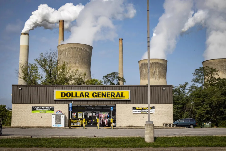 The coal powered John E. Amos Power Plant in Winfield, W.Va. - Credit: Richard Jopson/Camera Press/Redux