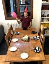 “Cumpleaños estilo Covid-19. Apesta”. (Foto: reddit / <a href="http://old.reddit.com/r/pics/comments/fksgy1/birthdays_covid19_style_suck/" rel="nofollow noopener" target="_blank" data-ylk="slk:80runs;elm:context_link;itc:0;sec:content-canvas" class="link ">80runs</a>).