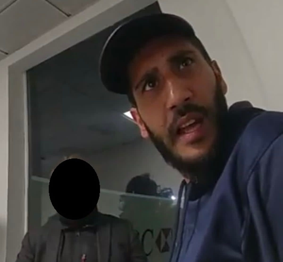 Shafi Saleem being arrested at Heathrow Airport (Metropolitan Police )