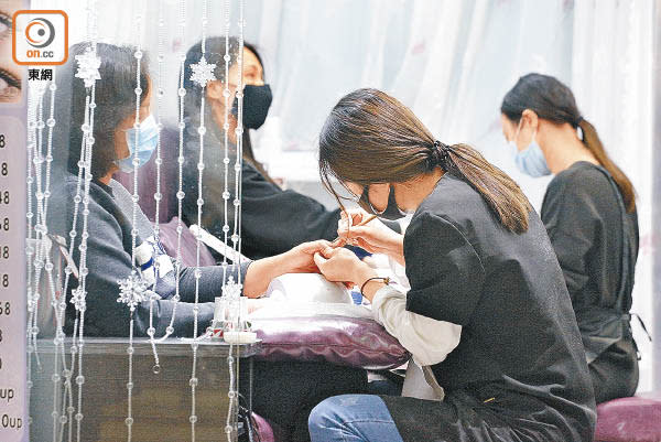 本港再有美容師確診，行業風險頗高。