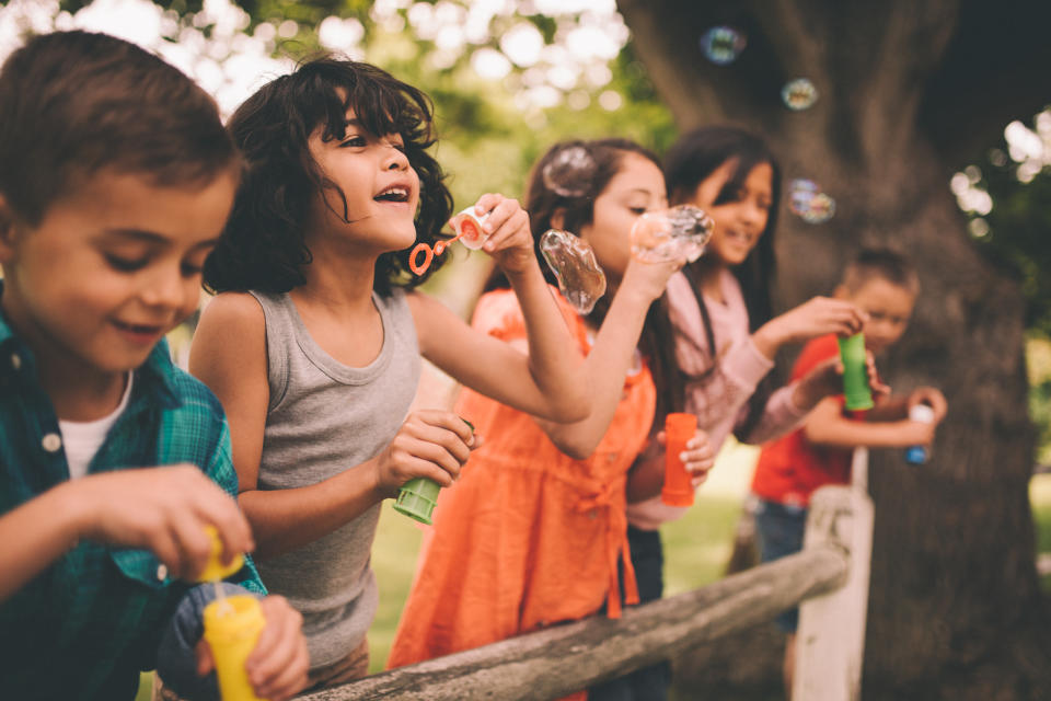 Kaum etwas begeistert Kinder so schnell, wie Seifenblasen. (Bild: Getty)