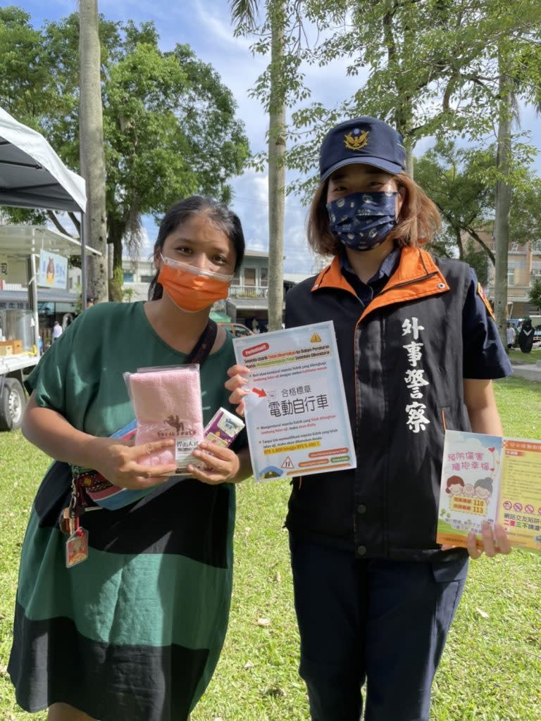 花蓮縣警察局持續對轄內移工宣導電動自行車新規定。(花蓮縣警局提供)