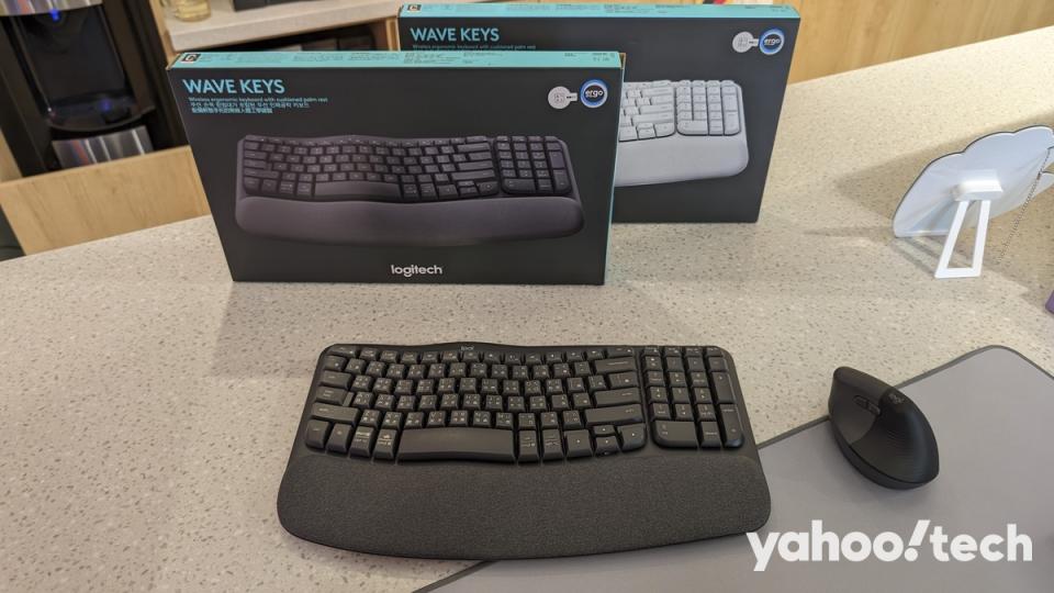 <p>Logitech Wave Keys</p> 