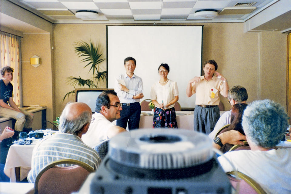 En esta fotografía de agosto de 1990 proporcionada por Eight Light Minutes Culture, la editora de Science Fiction World Yang Xiao, centro, junto al burócrata de la provincia de Sichuan Shen Zaiwang, izquierda, y el autor estadounidense de ciencia ficción Norman Spinrad, derecha, durante la Convención Mundial de Ciencia Ficción realizada en La Haya, Paises Bajos. El viaje de Yang y Shen' a La Haya ayudó a convencer a autores internacionales de que podían viajar de forma segura a la primera convención internacional de ciencia ficción en China. (Foto AP/Eight Light Minutes Culture)