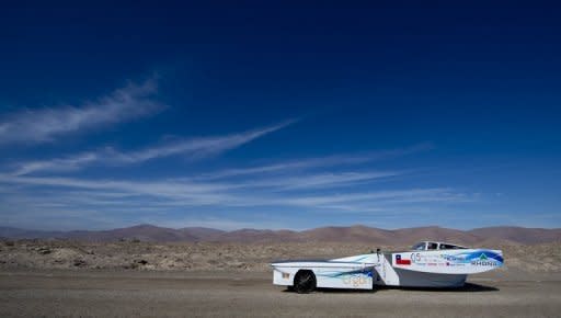 Quince automóviles solares, algunos movidos también por tracción humana, iniciaron este jueves la segunda edición de la 'Carrera Solar Atacama', una prueba única en América Latina que recorre 1.300 km por el desierto más árido del mundo, en el norte de Chile. (AFP | Martín Bernetti)