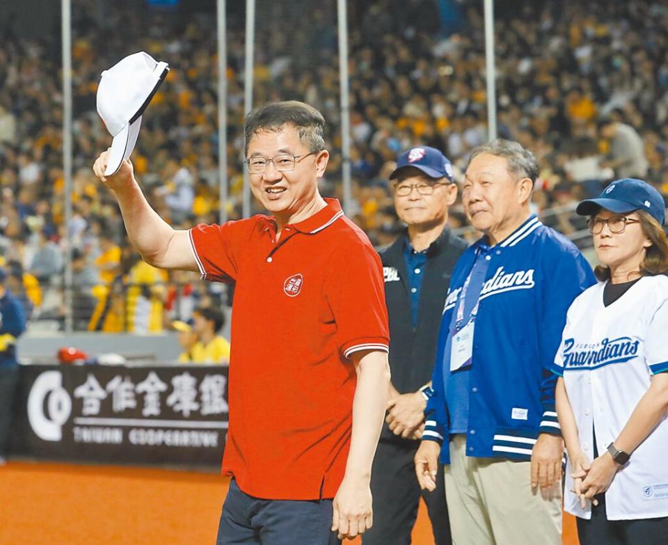 台灣運彩總經理林博泰（左）表示，今年首季沒有經典賽加持，銷售148億已經相當出色。（本報資料照片）