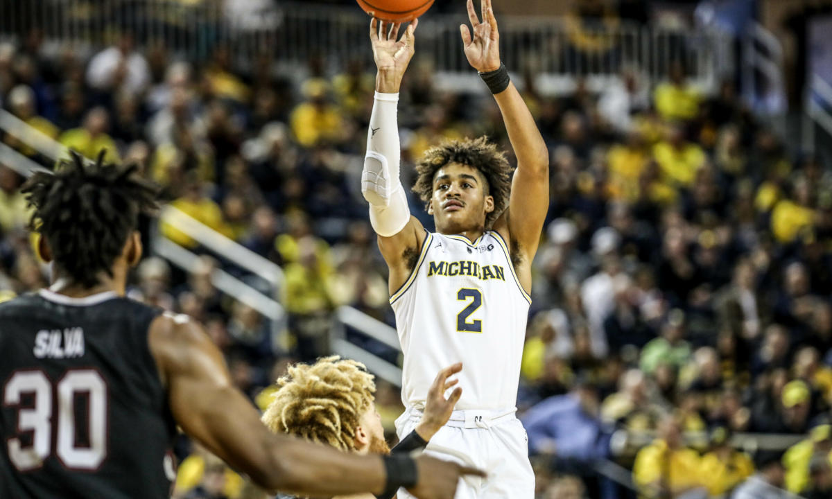 Ex-Wolverine Jordan Poole makes another long-distance buzzer beater 