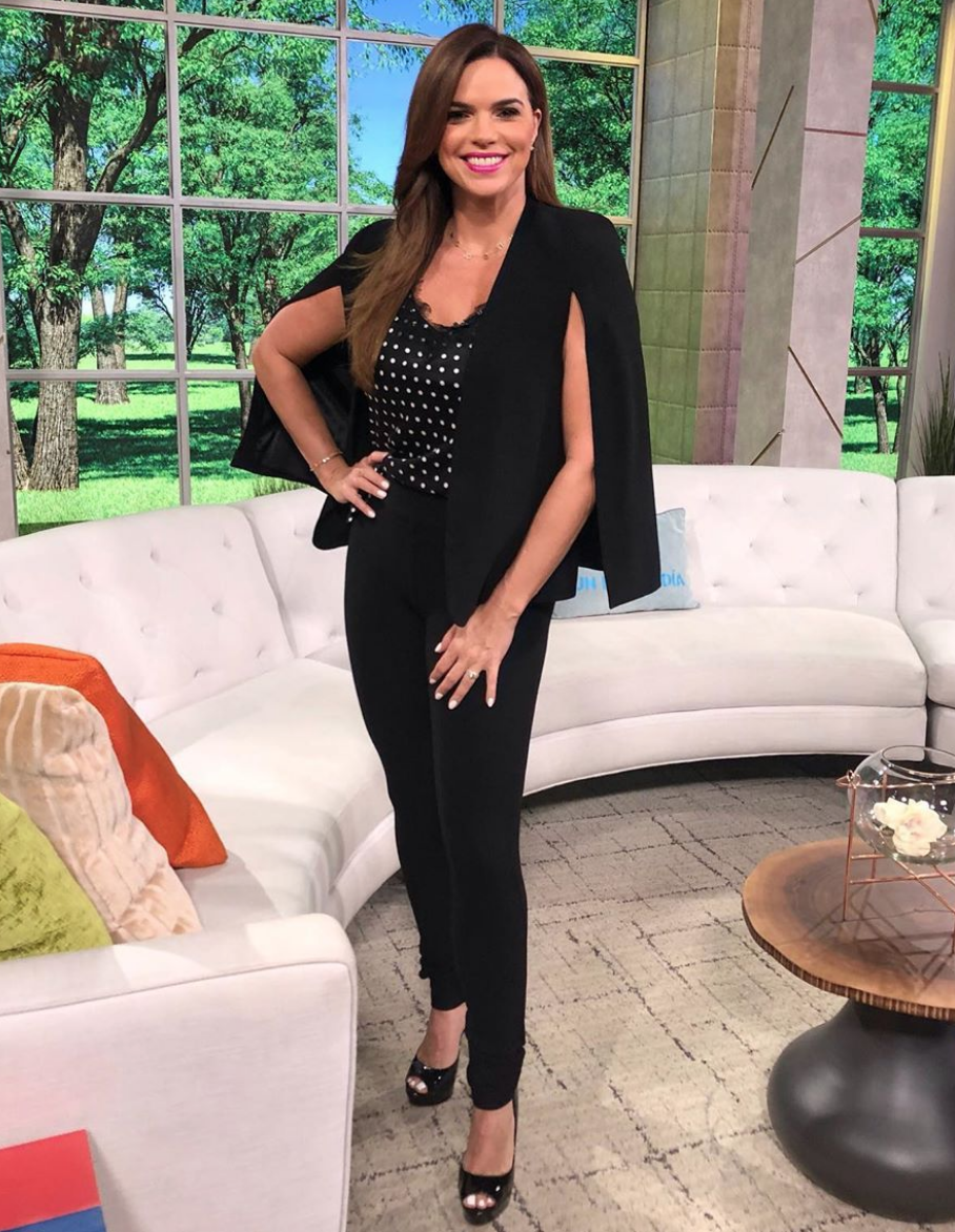 <p>Para una de las más recientes transmisiones de<em> Un nuevo día</em> (Telemundo), la presentadora optó por este clásico look de pantalón y moderna chaqueta negra, y top con lunares. </p>