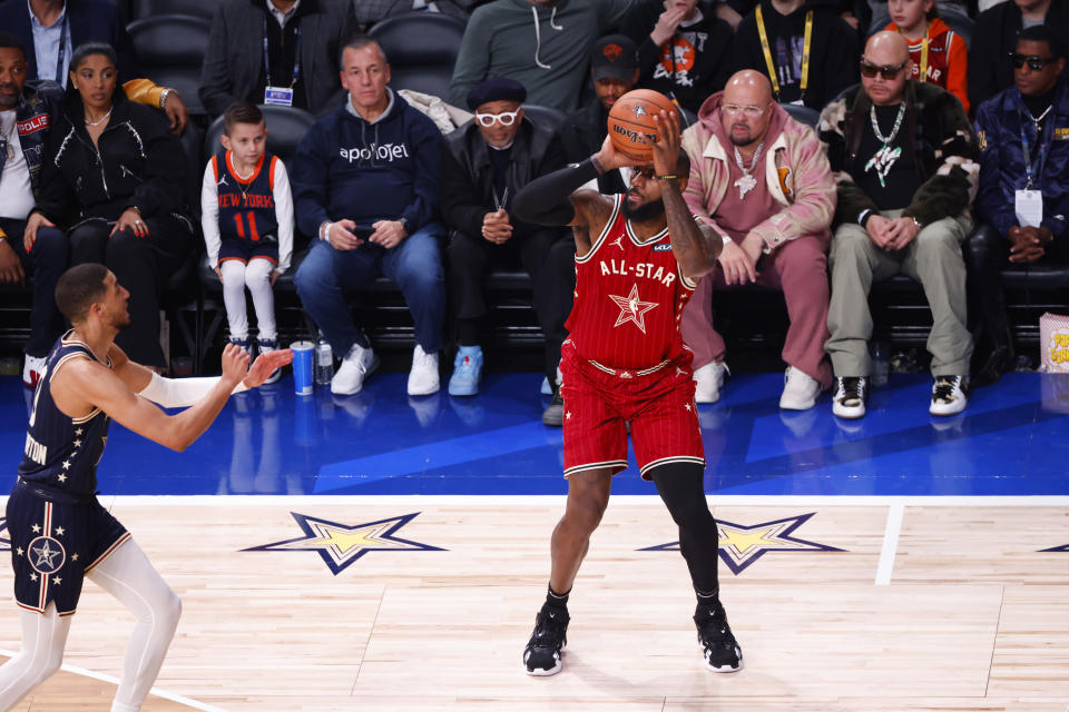 INDIANAPOLIS, INDIANA - FEBRUARI 18: LeBron James #23 van de Los Angeles Lakers en de Western Conference All-Stars schiet de bal tegen de Eastern Conference All-Stars in het eerste kwartaal tijdens de 2024 NBA All-Star Game in Gainbridge Fieldhouse aan de 18 februari 2024 in Indianapolis, Indiana.  OPMERKING VOOR GEBRUIKER: De gebruiker erkent en gaat er uitdrukkelijk mee akkoord dat de gebruiker, door deze foto te downloaden en/of te gebruiken, akkoord gaat met de voorwaarden en bepalingen van de Getty Images-licentieovereenkomst.  (Foto door Justin Casterline/Getty Images)