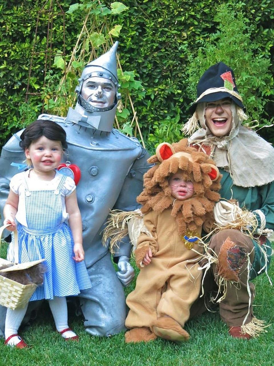 <p>‘The Wizard of Oz’ provided inspiration for the 2012 group shot which saw the tin man, scarecrow, lion and even Dorothy herself.<br><i>[Photo: Twitter/ActuallyNPH]</i> </p>