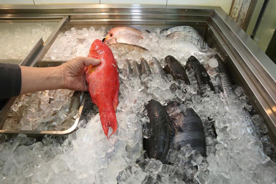 「海味珍活海鮮」冰櫃裡備有各色海鮮，任君挑選。