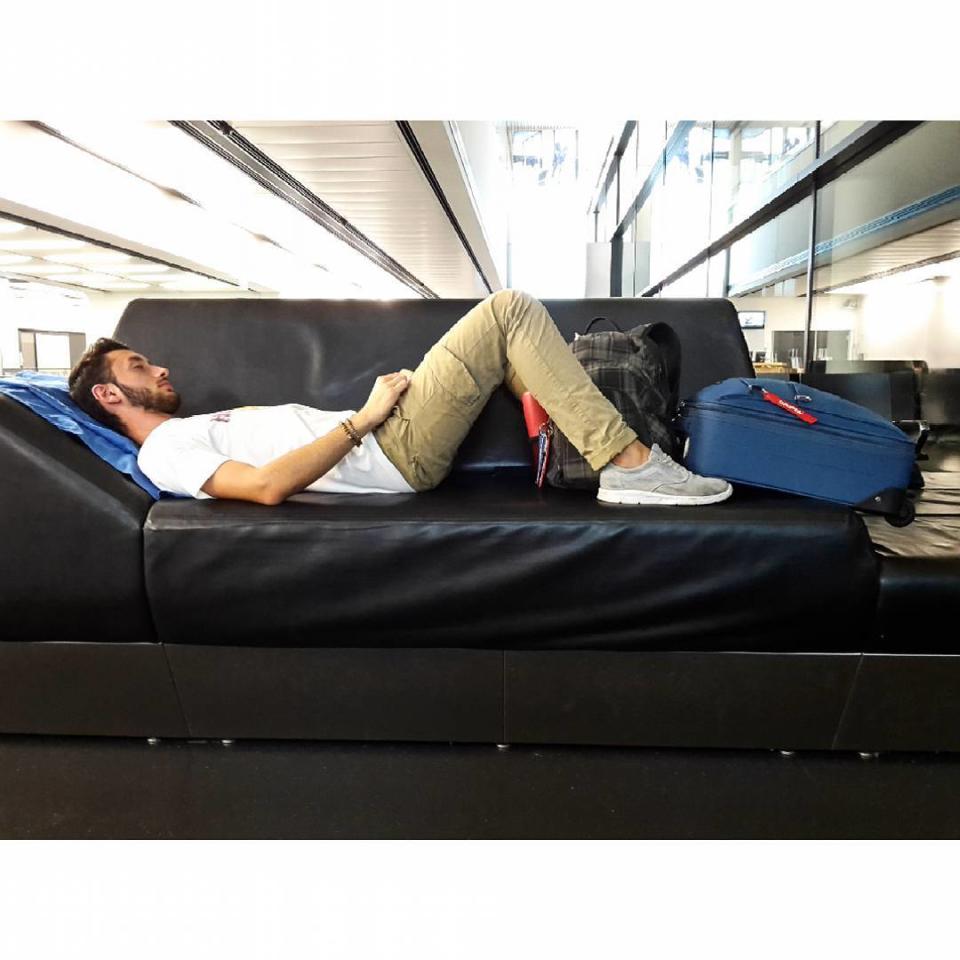 Beim Warten auf den Anschlussflug einfach entspannen und ein wenig dösen? "Sleeping in Airports" hat in einer Kundenumfrage die besten Flughäfen weltweit ermittelt – hier kommen zehn davon. Der Flughafen in Wien punktet mit großen flauschigen Sofas in den Terminals G und F.