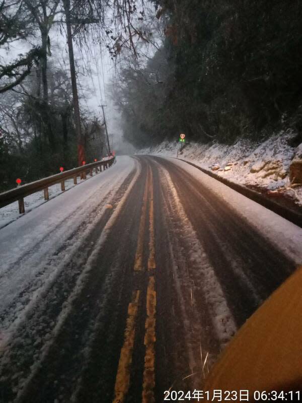 台7甲線宜蘭支線南山至勝光路段到今晚7時前車輛也需加掛雪鏈才能通行。   圖：公路局／提供