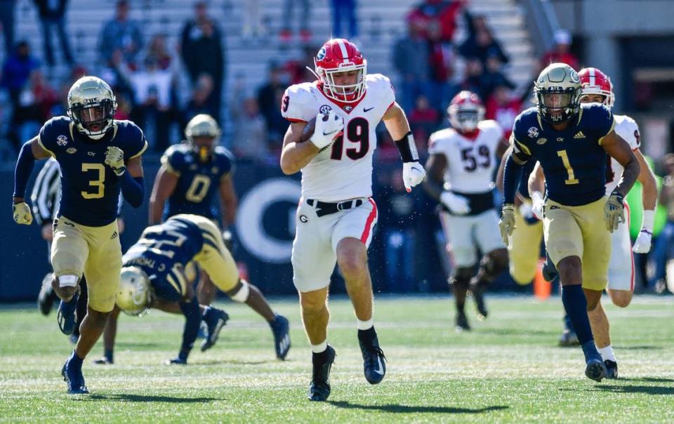 Georgia tight end Brock Bowers (19) runs toward the end zone for a touchdown during the Bulldogs 45-0 win over Georgia Tech Saturday in Atlanta.