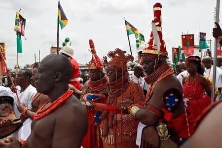 Newly crowned Oba of Benin Kingdom Eheneden Erediauwa is guided through the crowd outside his palace by traditional chiefs during his coronation ceremony in Benin city, Nigeria October 20, 2016.REUTERS/Akintunde Akinleye